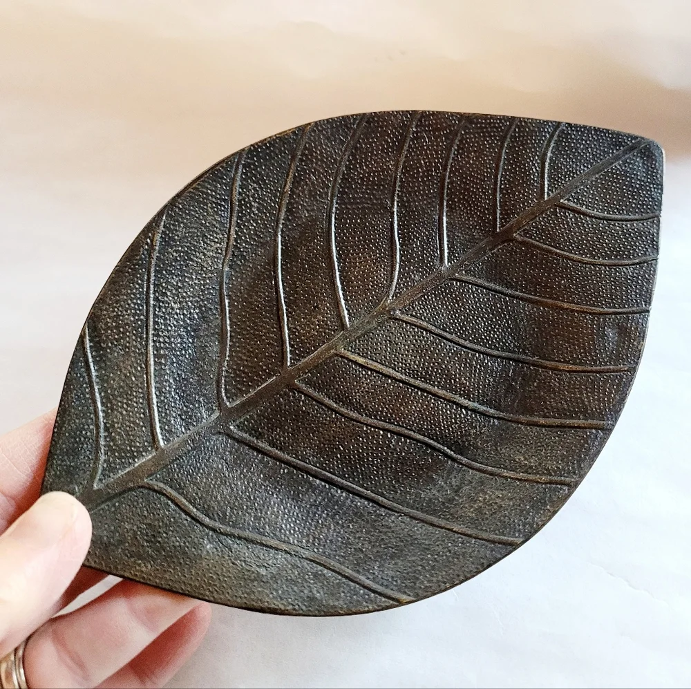 Leaf-Shaped Decorative Metal Candle Holder/Trinket Tray